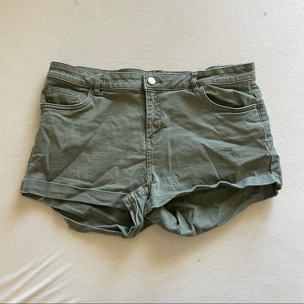 H&M Hi Rise Shorts - Picture 2 of 3